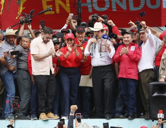 Polémica por la imposición del libro de Zelaya en la enseñanza hondureña