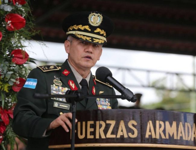 ¿Qué implicaciones tiene la gestión de Roosevelt Hernández en las Fuerzas Armadas?